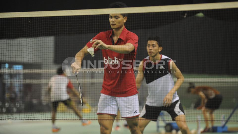 Ganda putra Indonesia, Ricky Karanda dan Angga Pratama serius menjalani latihan jelang BCA Indonesia Open 2015.